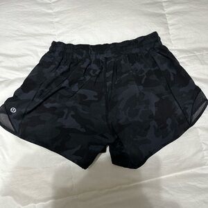 Lululemon, Hotty Hot Low Rise 4” Lined Shorts, Size 8 Camo Black